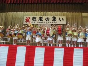 地域の敬老会に出演、お年寄りのみなさんに喜んでいただきました。